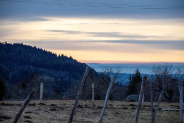 Dağların üzerinden gün doğumu