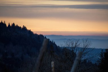 Dağların üzerinden gün doğumu