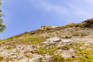 Mavi gökyüzü olan dağ manzarası