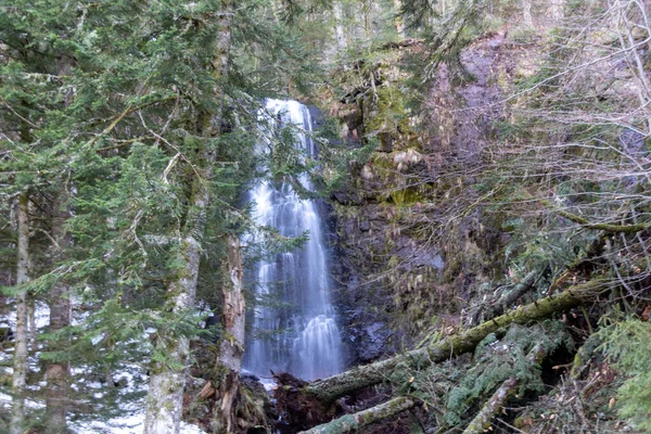 Wasser Fließt Aus Dem Wasserfall — Stockfoto