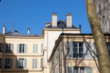 Şehirdeki eski bina.