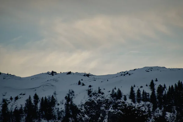 Зимой Покрытые Снегом Горы — стоковое фото