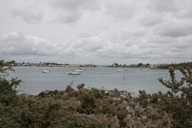 Gölün üzerindeki bulutlar