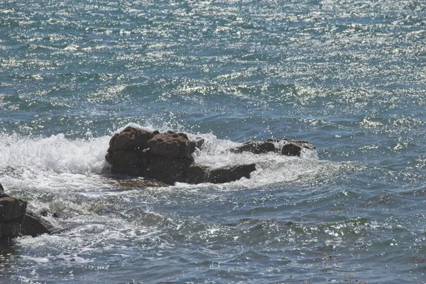 Olas Chocando Contra Rocas —  Fotos de Stock