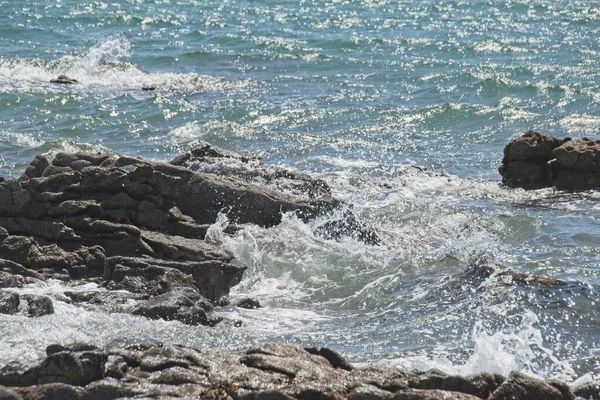 Волны Разбиваются Скалы — стоковое фото