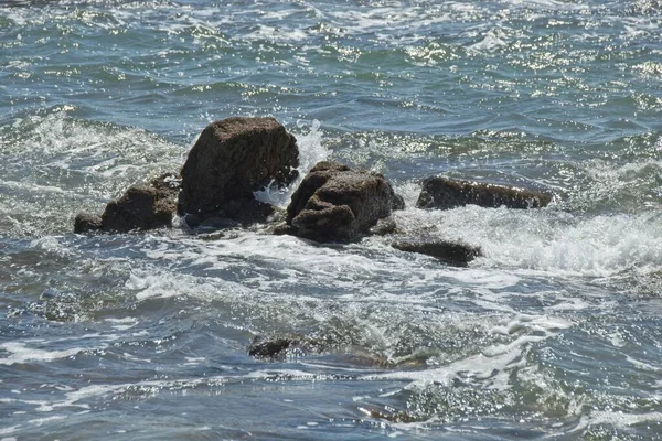 Olas Chocando Contra Rocas —  Fotos de Stock