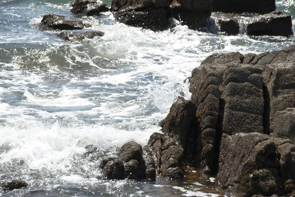 Olas Chocando Contra Rocas —  Fotos de Stock