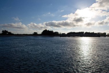 Nehrin üzerinde gün batımı