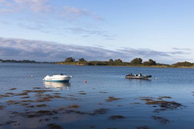 Nehir kıyısının manzarası