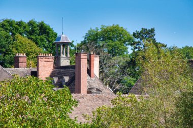 Dağlardaki eski şato.