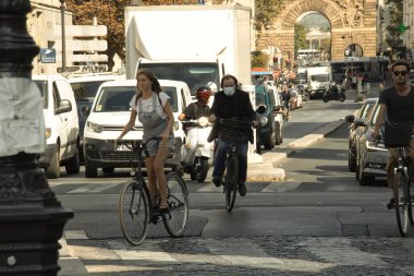 Bisikletin önünde duran kişi.