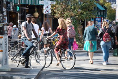 Bisikletin önünde duran kişi.