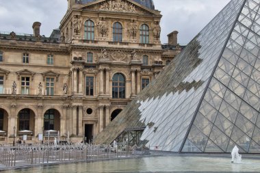 Binanın ön cephesi