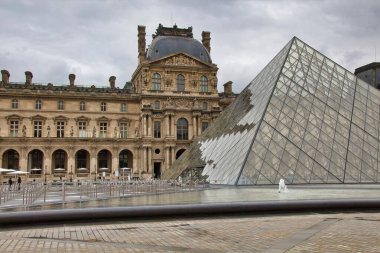 Binanın ön cephesi