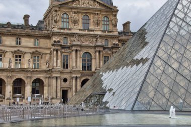 Binanın ön cephesi