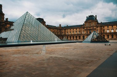 Binanın ön cephesi