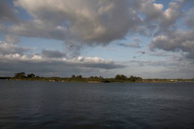 Nehrin üzerinde gün batımı