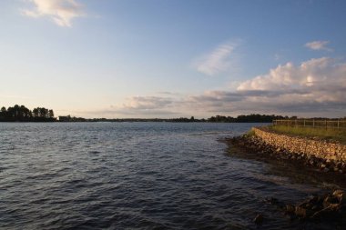 Nehrin üzerinde gün batımı