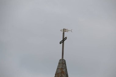 Gökyüzündeki kilise kulesi