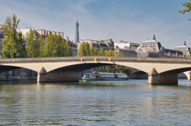 Nehrin üzerindeki köprü.