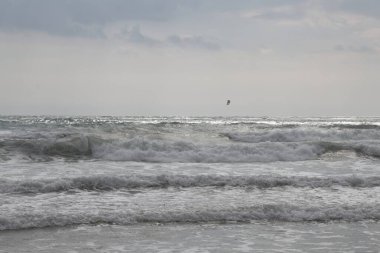 Atlantik okyanusunda uçurtma sörfü