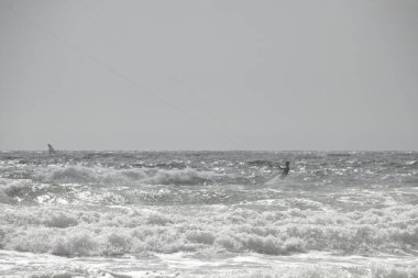 Atlantik okyanusunda uçurtma sörfü