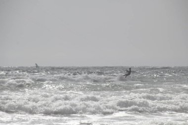 Atlantik okyanusunda uçurtma sörfü