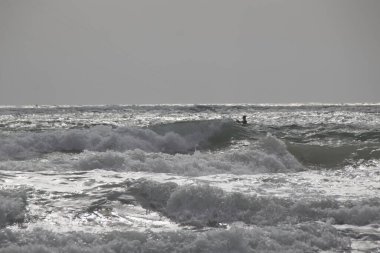 Atlantik okyanusunda uçurtma sörfü
