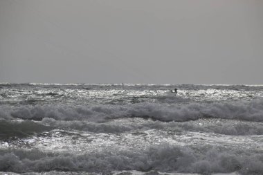 Atlantik okyanusunda uçurtma sörfü