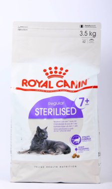 Riga, Letonya - 10 Ekim 2021: Beyaz arka planda sterilize edilmiş bir paket Royal Canin kedi maması