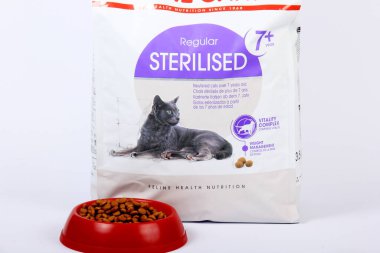 Riga, Letonya - 10 Ekim 2021: Beyaz arka planda kısırlaştırılmış Royal Canin kedi ve kırmızı kedi maması paketi