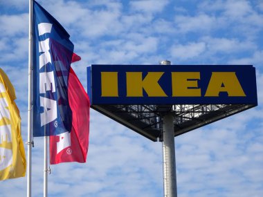 Riga, Letonya - 09 Ekim 2021. IKEA Mağaza logosu, Büyük IKEA İmza Panosu. IKEA dünyanın en büyük İsveç mobilya perakendecisi ve satıcısıdır..                               