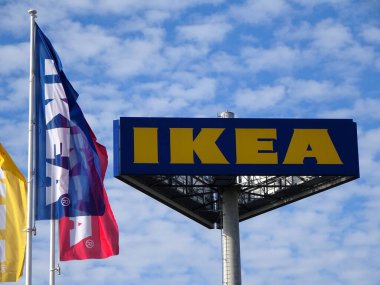 Riga, Letonya - 09 Ekim 2021. IKEA Mağaza logosu, Büyük IKEA İmza Panosu. IKEA dünyanın en büyük İsveç mobilya perakendecisi ve satıcısıdır..                               