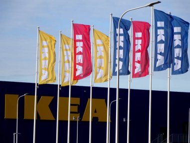 Riga, Letonya - 09 Ekim 2021. IKEA Mağaza logosu, Büyük IKEA İmza Panosu. IKEA dünyanın en büyük İsveç mobilya perakendecisi ve satıcısıdır..                               