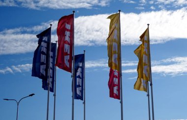 Riga, Letonya - 09 Ekim 2021. IKEA Mağaza logosu, Büyük IKEA İmza Panosu. IKEA dünyanın en büyük İsveç mobilya perakendecisi ve satıcısıdır..                               