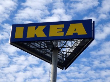 Riga, Letonya - 09 Ekim 2021. IKEA Mağaza logosu, Büyük IKEA İmza Panosu. IKEA dünyanın en büyük İsveç mobilya perakendecisi ve satıcısıdır..                               