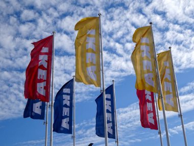 Riga, Letonya - 09 Ekim 2021. IKEA Mağaza logosu, Büyük IKEA İmza Panosu. IKEA dünyanın en büyük İsveç mobilya perakendecisi ve satıcısıdır..                               