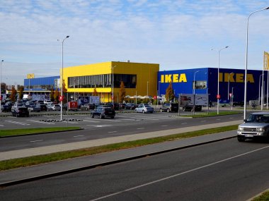  Riga, Letonya - 09 Ekim 2021. Riga 'daki otoparklı IKEA mağazası. IKEA dünyanın en büyük İsveç mobilya perakendecisi ve satıcısıdır..                               