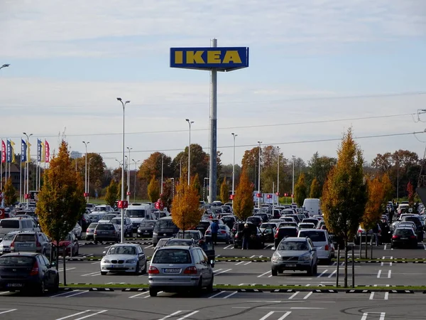 Riga Letonia Octubre 2021 Ikea Tienda Riga Con Aparcamiento Ikea — Foto de Stock
