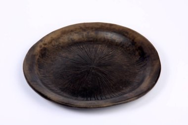 Beyaz zemin üzerinde siyah kil plaka