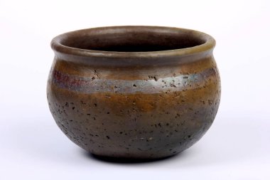 Beyaz üzerine izole edilmiş küçük siyah seramik kâse. Beyaz arka planda siyah kil çömlek.