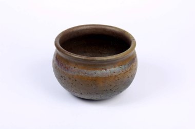 Beyaz üzerine izole edilmiş küçük siyah seramik kâse. Beyaz arka planda siyah kil çömlek.