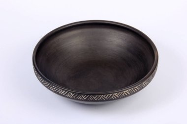 Beyaz üzerine izole edilmiş küçük siyah seramik kâse. Beyaz arka planda siyah kil çömlek.