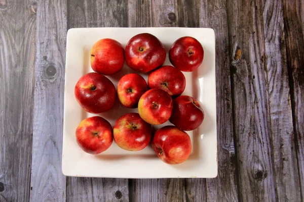 成熟的红色苹果在乡村木地板的背景 红色多汁苹果 — 图库照片