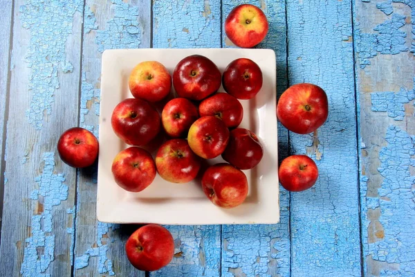 Pommes Rouges Mûres Sur Fond Rustique Bois Pommes Rouges Juteuses — Photo