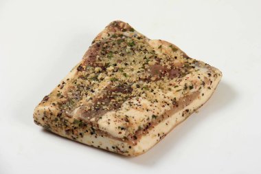 Beyaz arka planda izole edilmiş baharatlı Speck ya da Salo. Tuzlu et parçacıkları. Domuz yağı, domuz yağı. Geleneksel tuzlanmış domuz göbeğine yakın çekim