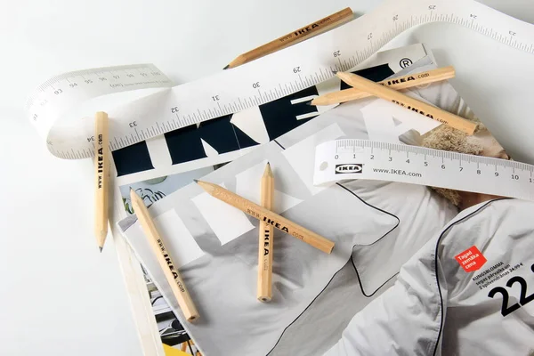 Riga, Letonya - 25 Ekim 2021: IKEA kataloğu ve mezuralı tahta kalemler.