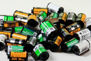 Riga, Letonya - Kasım 07, 2021: Beyaz Arkaplanda Eski Fotoğraf Filmleri Kasetlerinin Çeşitliliği. Kullanılan film fişeği beyaza izole edildi