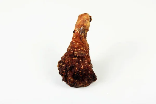 Beyaz Arka Planda Hamur Içinde Pişirilmiş Bir Tavuk Budu — Stok fotoğraf