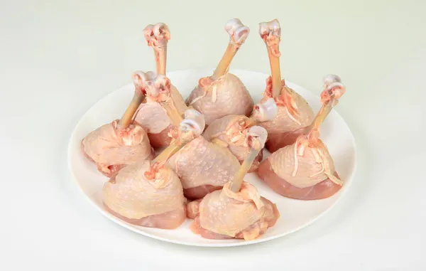 Gruppe Roher Hühnerlutscher Auf Weißem Teller Isoliert Auf Weißem Teller — Stockfoto